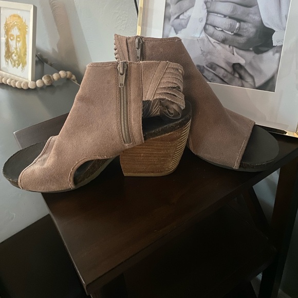 Women’s OTBT Free Spirit Embossed Brown Leather Side Zip Tassels Size 9 Boho - Picture 2 of 7